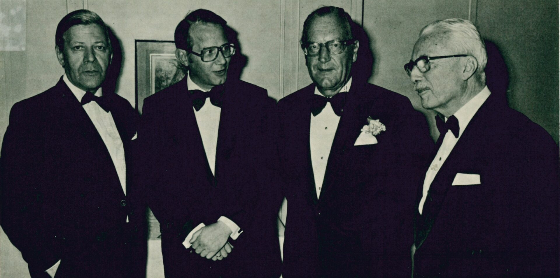 Bei der Tagung des Verwaltungsrats der Internationalen Handelskammer in Hamburg im Juni 1974 von links nach rechts Bundeskanzler Helmut Schmidt, Bürgermeister Peter Schulz, Präsident der Deutschen Gruppe Professor Dr. Rolf Stödter, Präsident der Internationalen Handelskammer Dr. Renato Lombardi